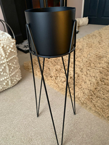 Black round metal - metal, holder